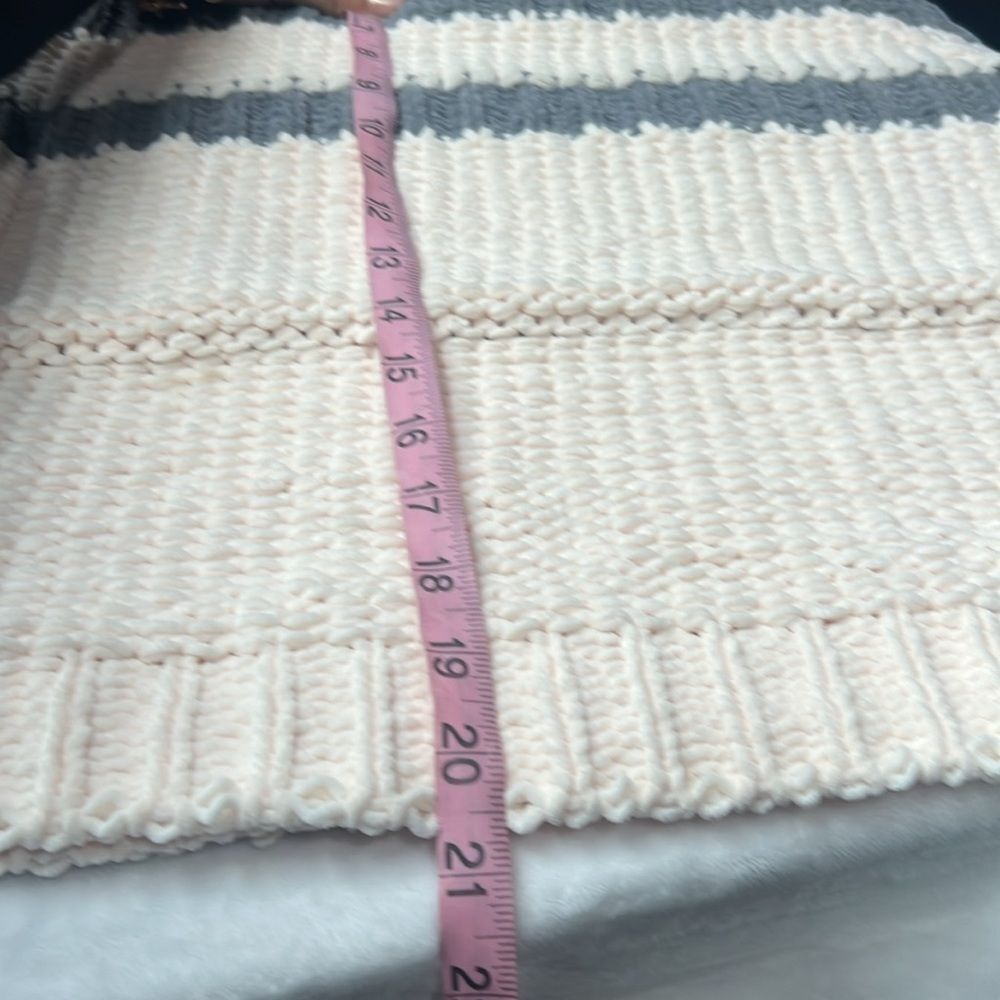 POL Women's V-Neck Sweater in Gray and Cream - Picture 9 of 9